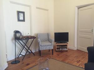 Μια τηλεόραση ή/και κέντρο ψυχαγωγίας στο Apartment in Serrières with Alps View Pool