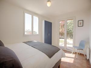 ein weißes Schlafzimmer mit einem Bett und einem Stuhl in der Unterkunft Villa in Joyeuse with Private Pool & History in Ribes + 32 Fotos