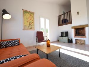 ein Wohnzimmer mit Sofa und Tisch in der Unterkunft Villa in Joyeuse with Private Pool & History in Ribes