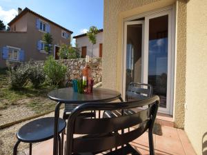 ein Tisch und Stühle auf einer Terrasse in der Unterkunft Villa in Joyeuse with Private Pool & History in Ribes