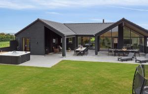 Κήπος έξω από το Amazing Home In Bogense With Sauna +23 φωτογραφίες