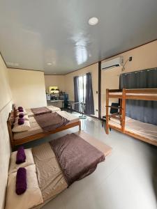 Cette chambre comprend 3 lits et une cuisine. dans l'établissement R&C Transient Extension, à El Nido 11 autres photos