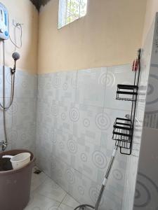 une salle de bain avec douche et toilettes dans l'établissement R&C Transient Extension, à El Nido