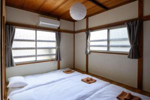 Giường trong phòng chung tại Guest House DAN 団