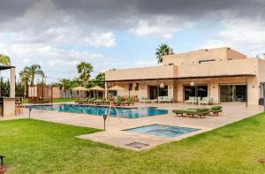 Oulad MazougVilla privée sans vis-à-vis,Padel,Tennis, Five的一座带游泳池的庭院建筑