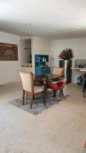 Μια τηλεόραση ή/και κέντρο ψυχαγωγίας στο Apartment with pool and beach club access