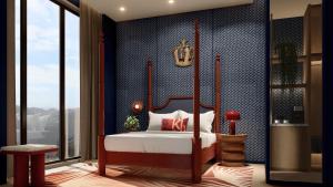 um quarto com uma cama de dossel e uma janela em Kaban Hotel & Casino Boracay em Boracay