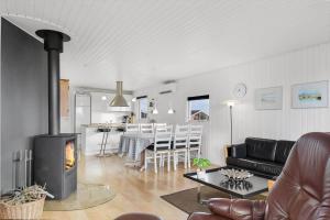 哈博尔163-Harboore-Vejlby-Klit-47的带壁炉的客厅和用餐室