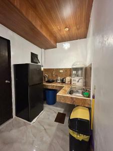 Kuchyň nebo kuchyňský kout v ubytování Kozy Row Staycation - Pagadian City