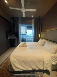 Un dormitorio con una gran cama blanca con techo. en Antara Genting by Enigma 2BR, High Floor, en Genting Highlands 19 fotos más