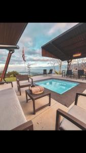 Bazén v ubytování Paraiso Terrenal Chalet nebo v jeho okolí