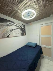 una camera da letto con un letto e un soffitto a cassettoni di Lux Pod Room a West Palm Beach