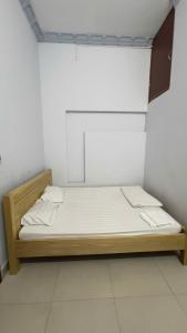 Giường trong phòng chung tại Nhà Nghỉ HOA ĐÀO +4 ảnh