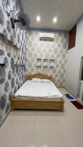 Ένα ή περισσότερα κρεβάτια σε δωμάτιο στο Nhà Nghỉ HOA ĐÀO