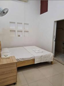 Giường trong phòng chung tại Nhà Nghỉ HOA ĐÀO