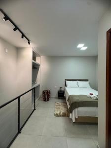 贝伦Torre de Belém do Pará的房间里有一张床的卧室