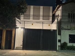 贝伦Torre de Belém do Pará的大楼前有门的白色房子