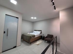 贝伦Torre de Belém do Pará的带床和椅子的卧室