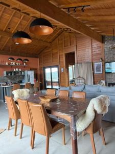 a dining room with a table and chairs at Morada Zion Serra in Bom Jardim da Serra