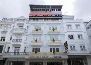 um edifício branco com um cartaz em NGỌC BẢO CHÂU HOTEL em Da Lat