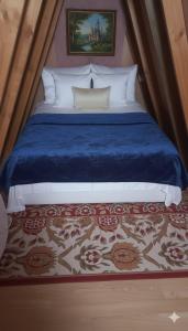 マナグアにあるCielos D Amoreの青い毛布が掛けられた大きなベッドのある寝室