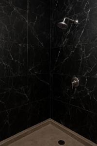 マナグアにあるCielos D Amoreの黒いタイル張りのシャワー(シャワーヘッド付) +11枚の写真