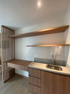 uma cozinha com pia e balcão em Cond Vista Azul em Pedra Azul