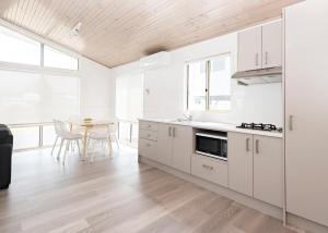 Kuchyň nebo kuchyňský kout v ubytování Tween Waters Merimbula