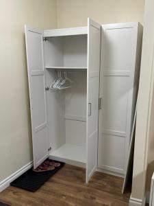 Galería fotográfica de Cozy Ground-Floor Room with Private Bath and Separate Entry en Delta