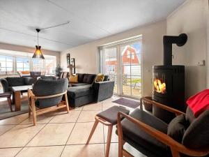 uma sala de estar com lareira e um sofá em 0372-Romo-Sonder-Frankel-8 em Havneby