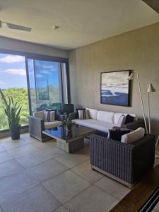 Royal park في بالاكلافا: غرفة معيشة بها كنب ونافذة كبيرة