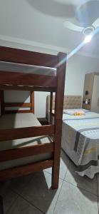 um quarto com um beliche e um tecto em Villa Serena em Nova Odessa