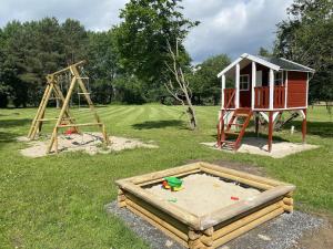 a playground with a play set and a house at Rückzugsort mit Terrasse, Eschede in Eschede