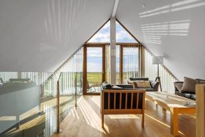 una sala de estar con un sofá y una mesa en 0344-Romo-Vestergade-331, en Sønderby