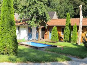 a house with a swimming pool in the yard at Gemütliche tierfreundliche Wohnung in Huddingen in Gellershausen