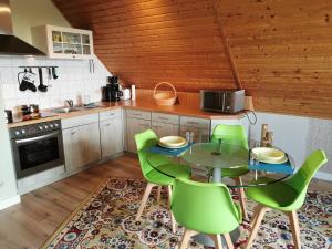 Η κουζίνα ή μικρή κουζίνα στο Charming Attic Retreat, Usedom +32 φωτογραφίες