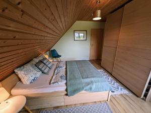 Ένα ή περισσότερα κρεβάτια σε δωμάτιο στο Charming Attic Retreat, Usedom