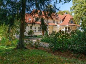 a large white house with a red roof at Ferienhaus mit Garten, Eschede in Eschede