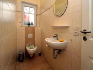 Et badeværelse på Appartementhaus am Kiessee, Westerholt + 11 billeder