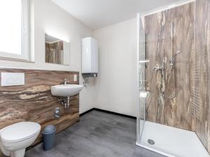 HallschlagLakeside Bungalow in Hallschlag的浴室里有马桶、洗手池和淋浴。 更多27张照片