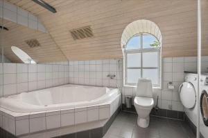 Ванная комната в 0329-Romo-Langdalsvej-42 +18 фотографий