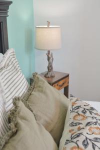 Ένα ή περισσότερα κρεβάτια σε δωμάτιο στο 1BR Backyard Bliss - Apt 6