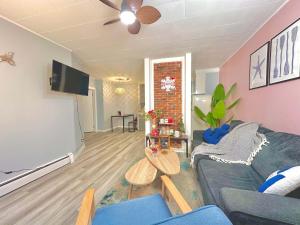 Μια τηλεόραση ή/και κέντρο ψυχαγωγίας στο 1BR Backyard Bliss - Apt 6