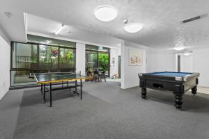 Herní místnost v ubytování Spacious 3BR with beach view in Surfers Paradise by BB Stay