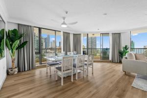 Posezení v ubytování Spacious 3BR with beach view in Surfers Paradise by BB Stay