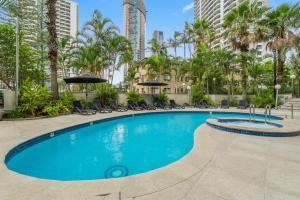 Bazén v ubytování Spacious 3BR with beach view in Surfers Paradise by BB Stay nebo v jeho okolí