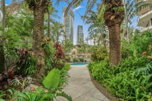 Zahrada ubytování Spacious 3BR with beach view in Surfers Paradise by BB Stay