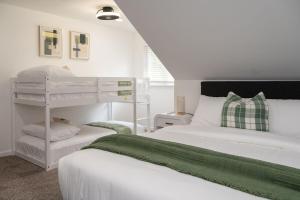 Ένα ή περισσότερα κρεβάτια σε δωμάτιο στο Luxury 5BR Cincinnati, Sleeps 12, Crib, Home Gym, Fenced Backyard