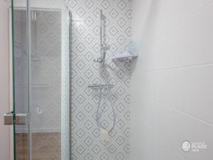 Ένα μπάνιο στο Appartement 66m² rénové, 1 chambre, vue mer, 4ème étage, fibre, 3 étoiles - FR-1-197-198 +17 φωτογραφίες