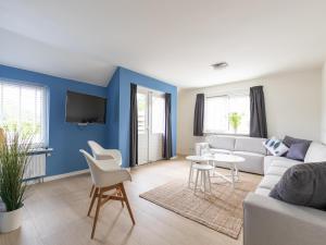 TV a/nebo společenská místnost v ubytování Holiday Home in Nes near Vleijen Area